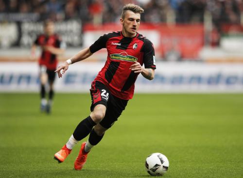  德甲黑马弗赖堡爆冷击败拜仁引热议  